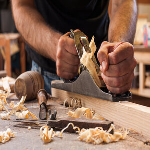 Houtbewerking: een plank wordt bewerkt